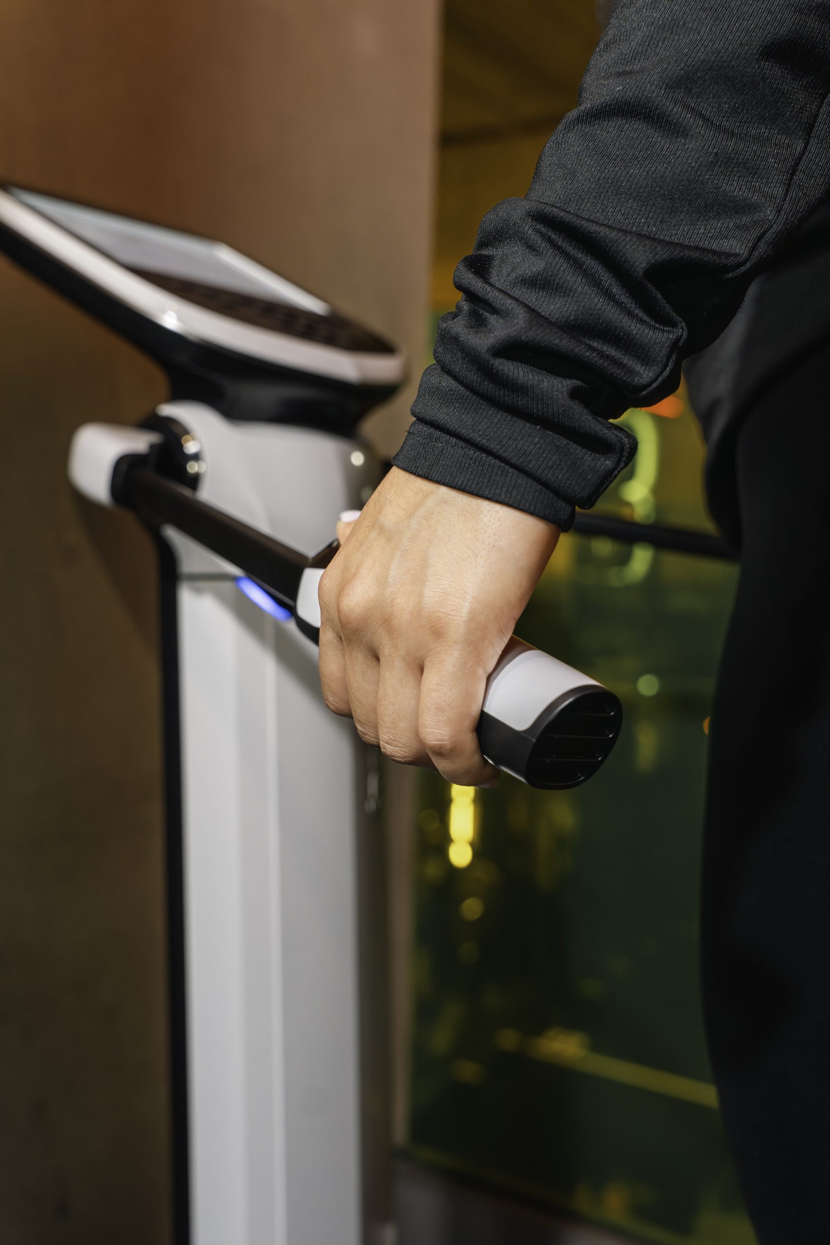 INBODY, person's hand holding the inbody sensor