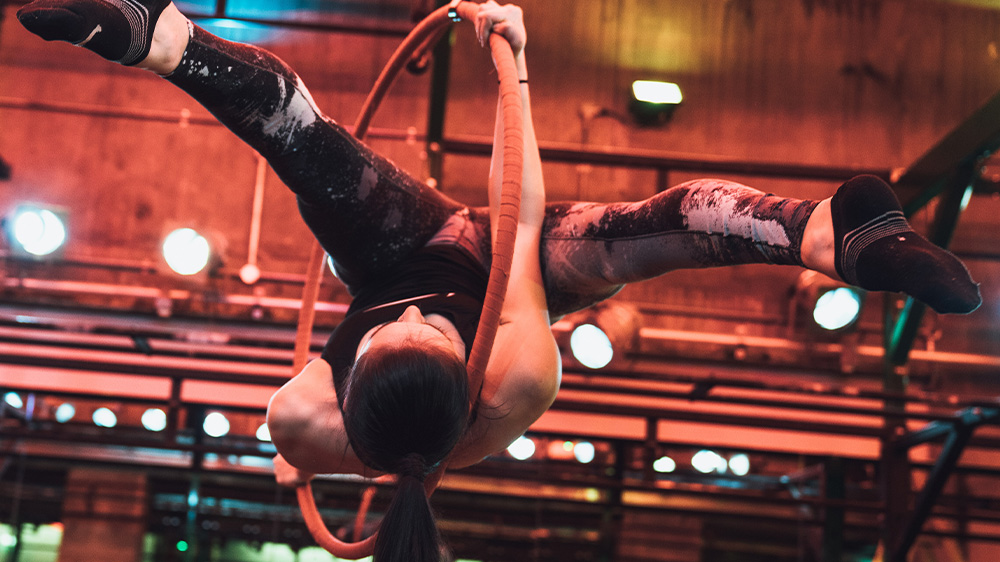 Cirque It, woman in air