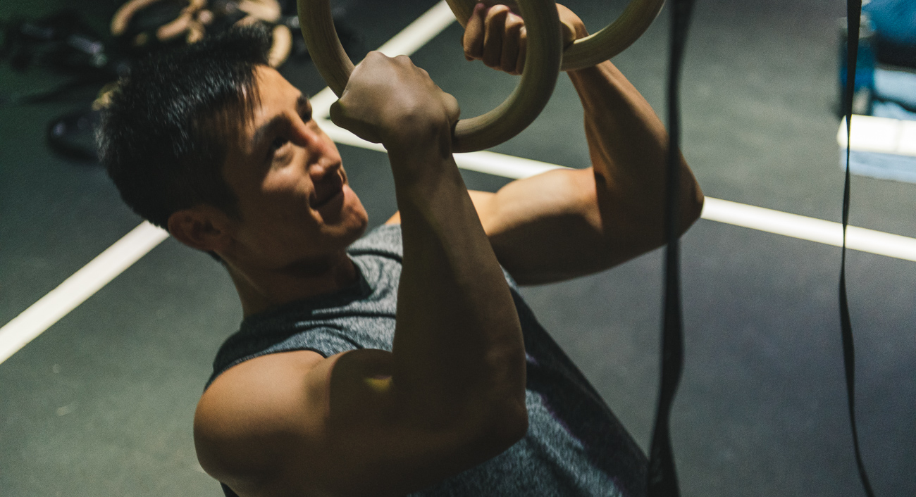 False grip - man in sportswear uses olympic rings